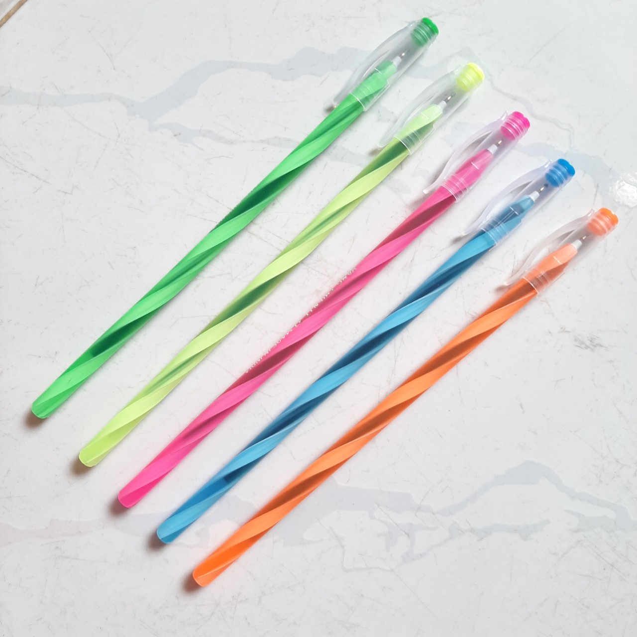 01 Cây Bút Bi Dài (Bút Nến)