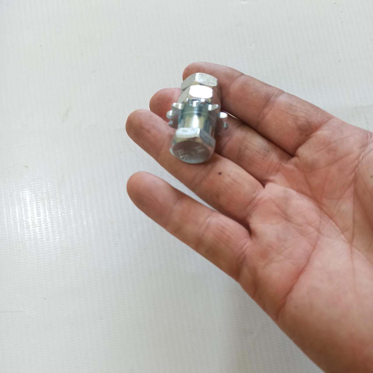 Ốc dẫn hướng chế máy quay tự động