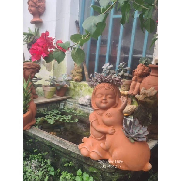 Chậu đất nung Bình Dương bé gái ôm thỏ