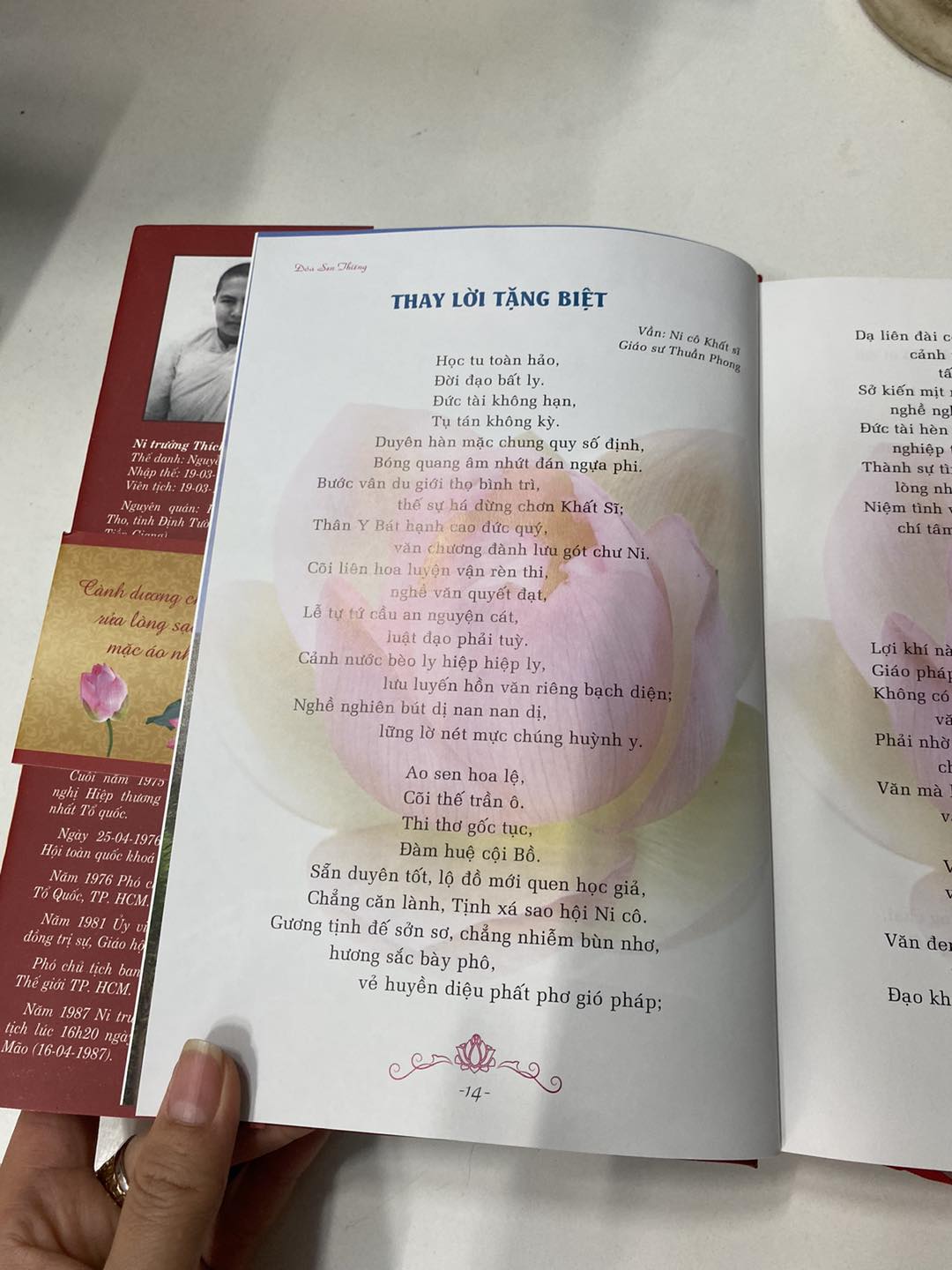 SÁCH - ĐÓA SEN THIÊNG
