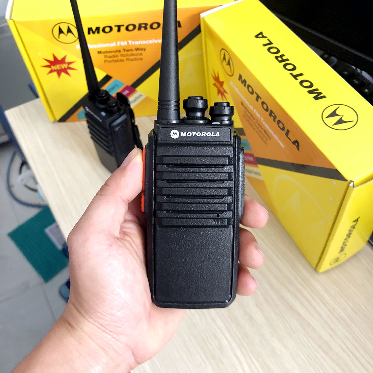 Bộ đàm Motorola CP1600 Plus (2 Chế Độ Sạc, Giá Rẻ, Siêu Bền)