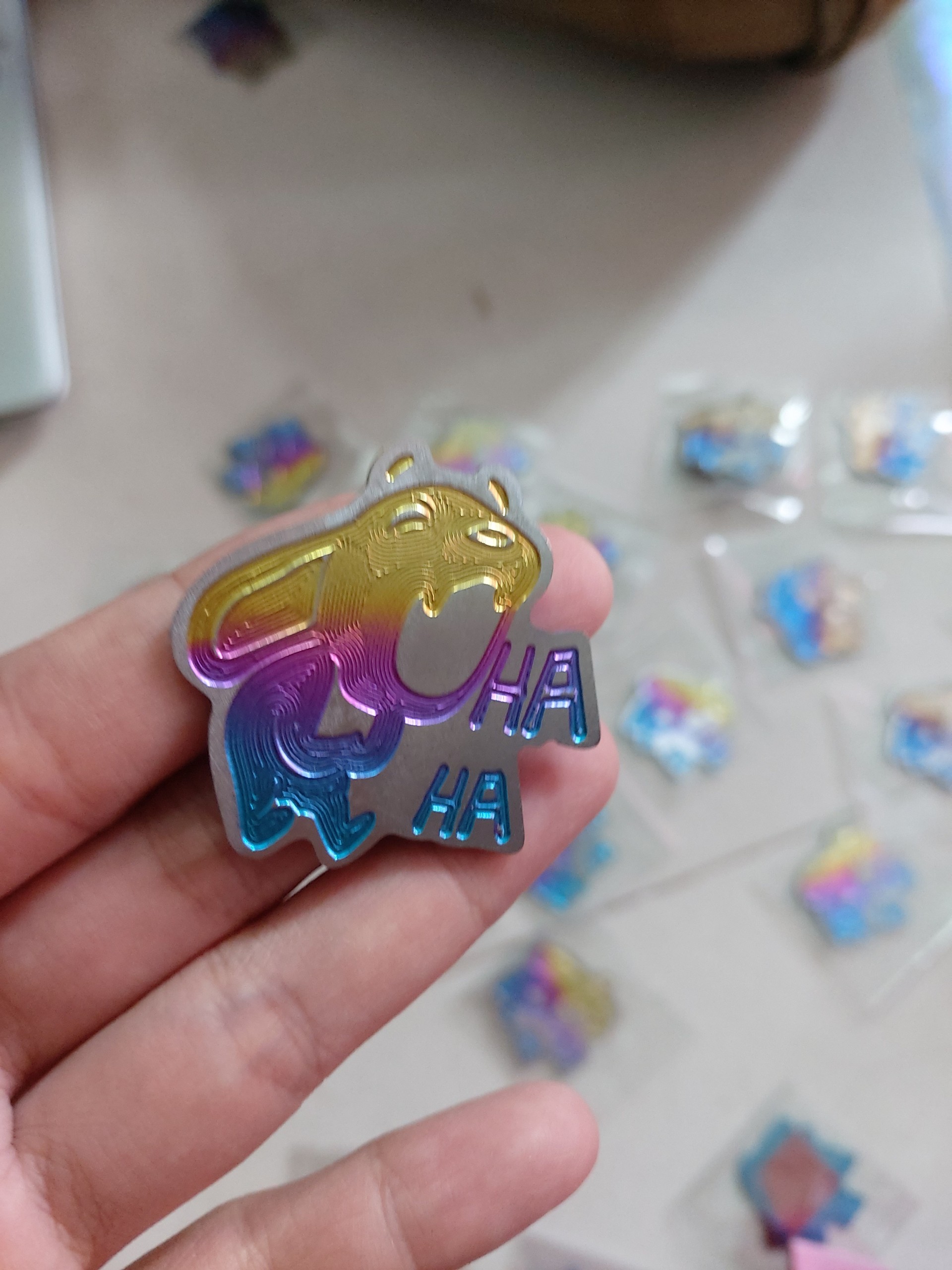 Logo thỏ haha titan 7 màu 35x35cm có keo dán