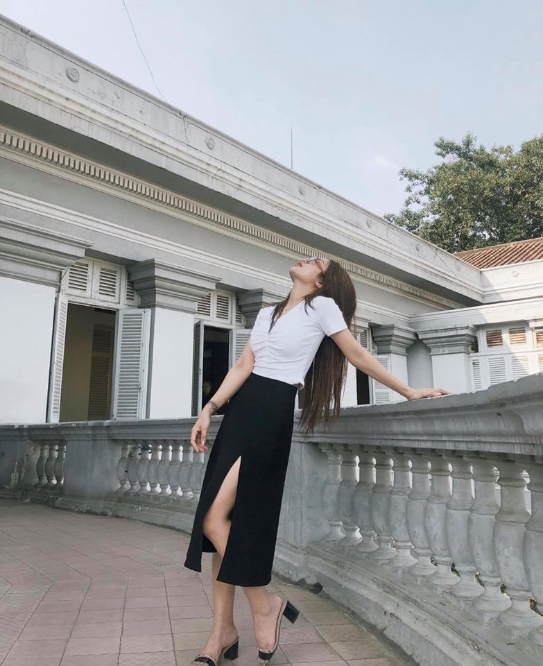 Chân váy midi xẻ tà