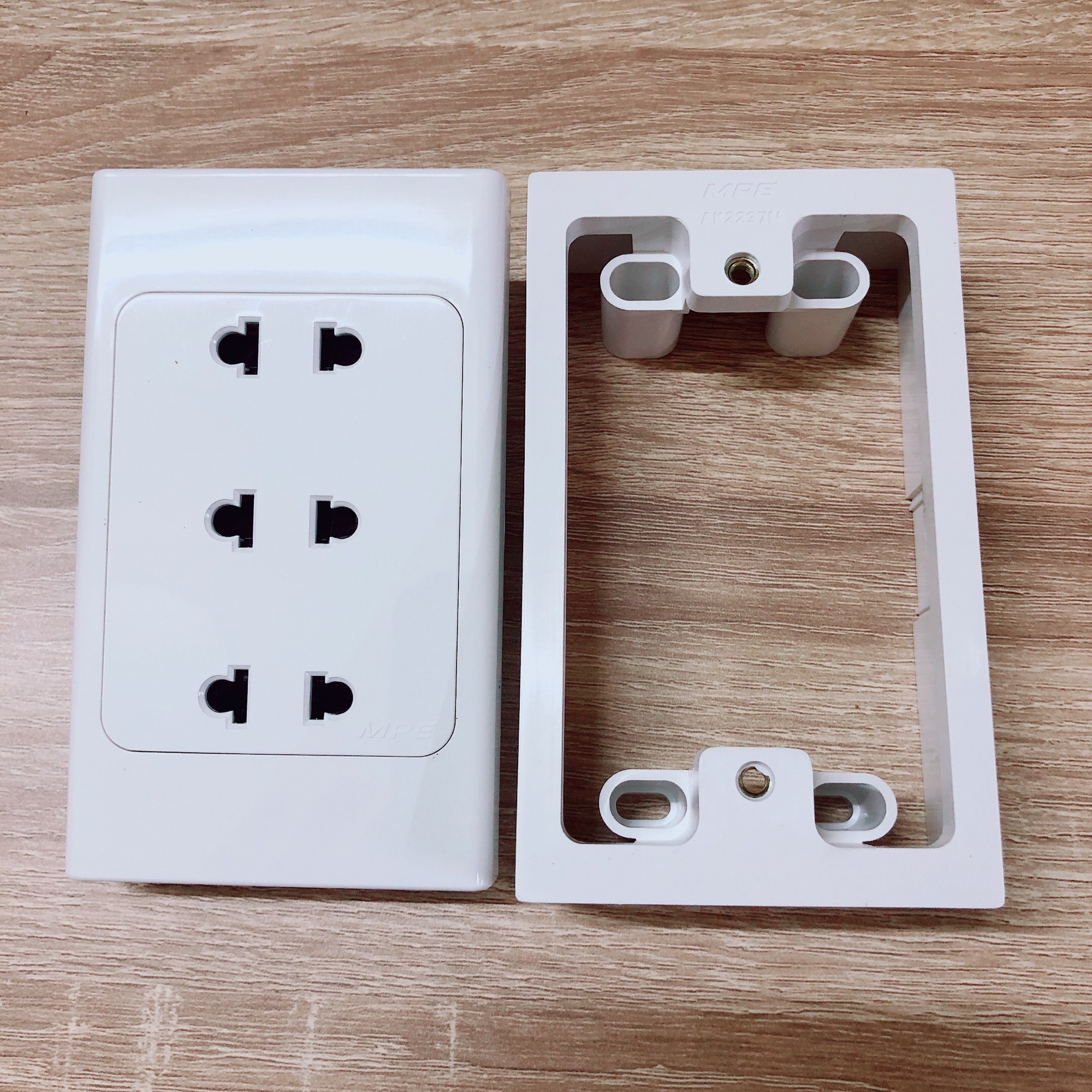 [HCM]Combo ổ cắm 3 + đế nổi MPE