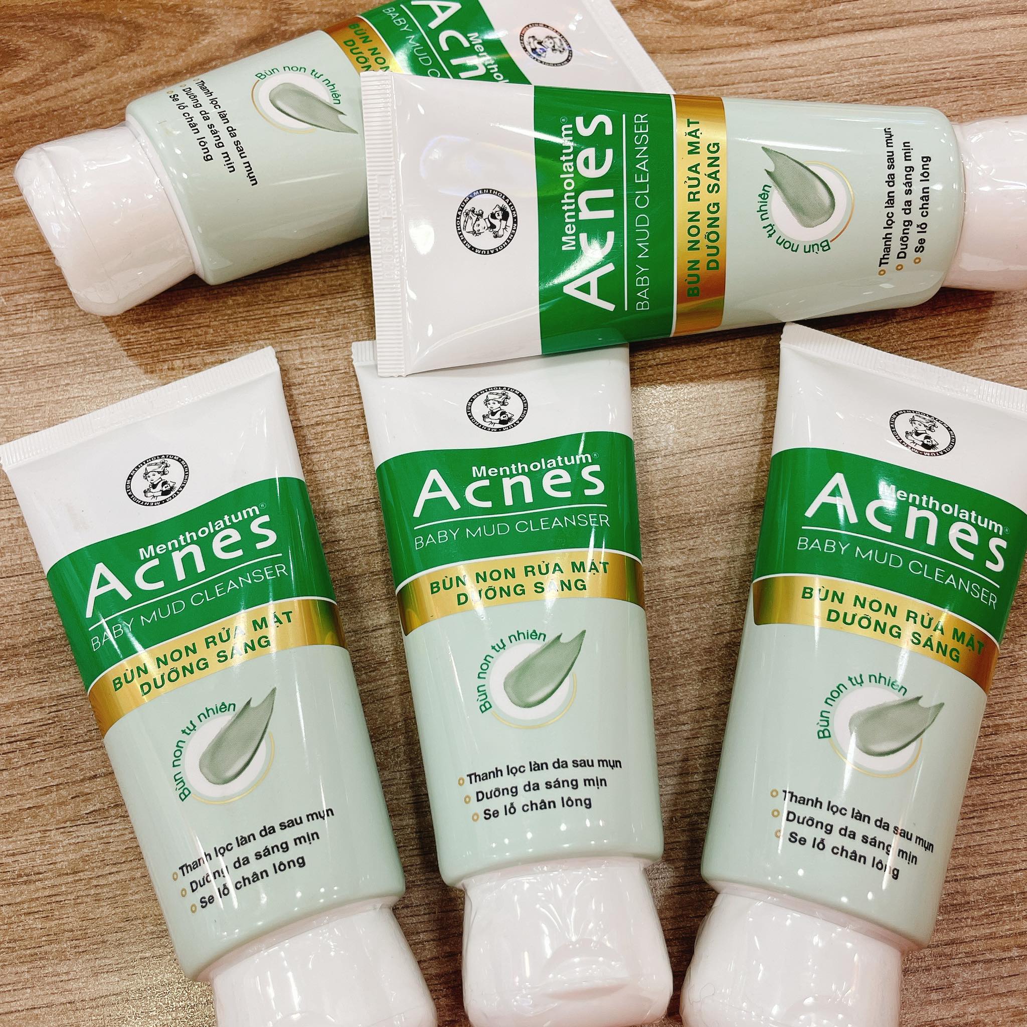 Sữa rửa mặt Acnes bùn non dưỡng sáng da tuýp 100g
