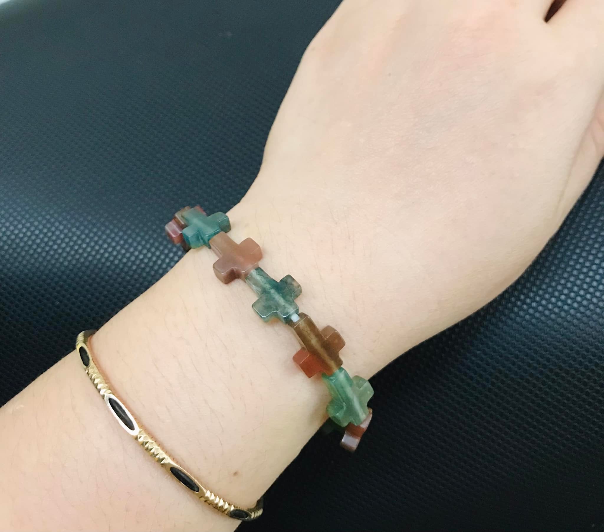 Vòng tay thánh giá đá canxedon tự nhiên