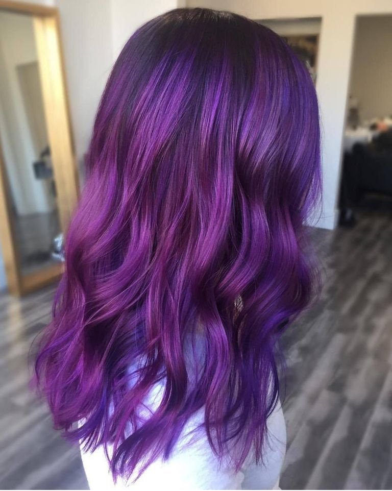 Với mái tóc tím violet, bạn sẽ hóa thân vào một người mẫu đầy cá tính và phóng khoáng. Hãy cùng chiêm ngưỡng hình ảnh này để khám phá sự mới mẻ và độc đáo của tóc tím violet nhé!
