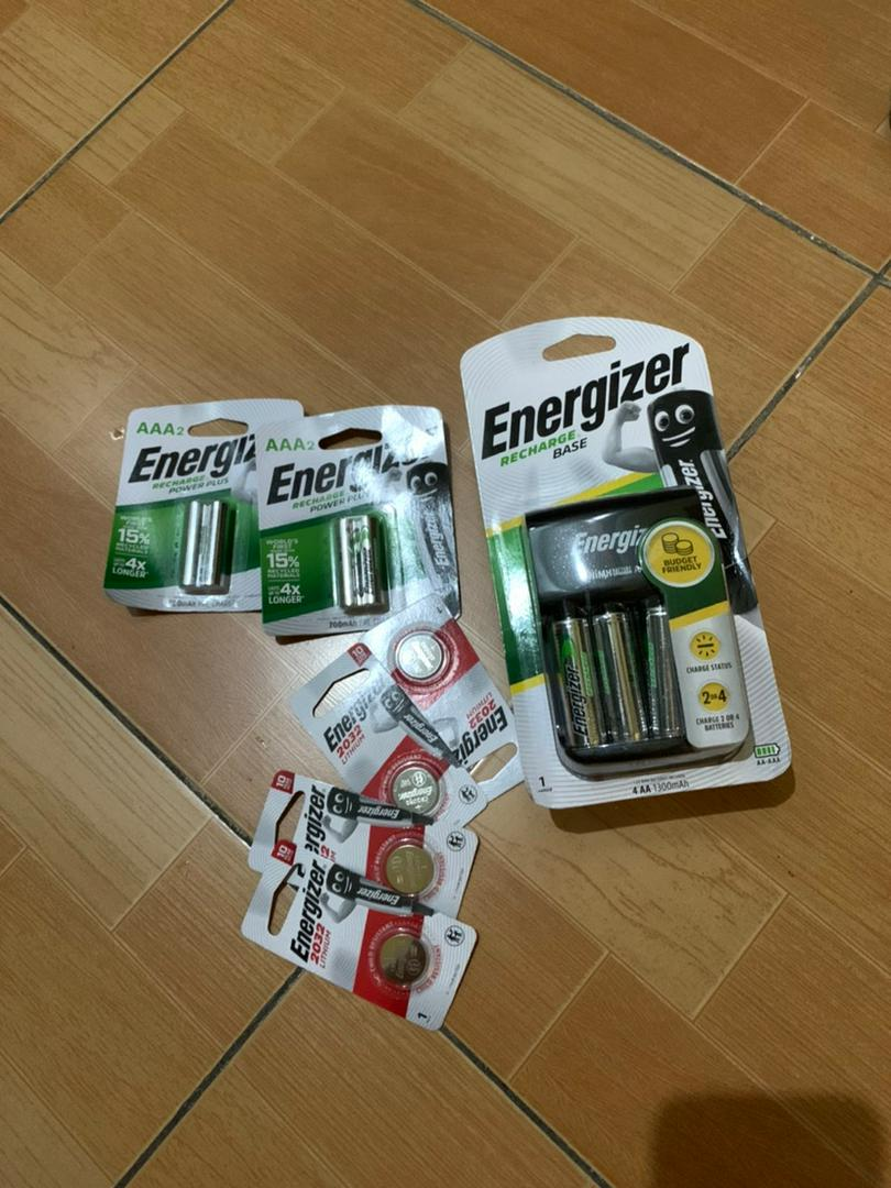 Máy sạc pin kèm 4 pin AA 1300mah / 2000mah Energizer