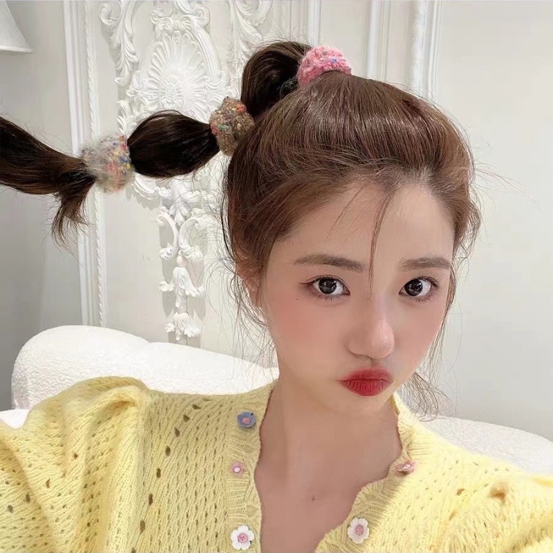 Cột tóc lông xù màu ngọt ngào cho nàng
