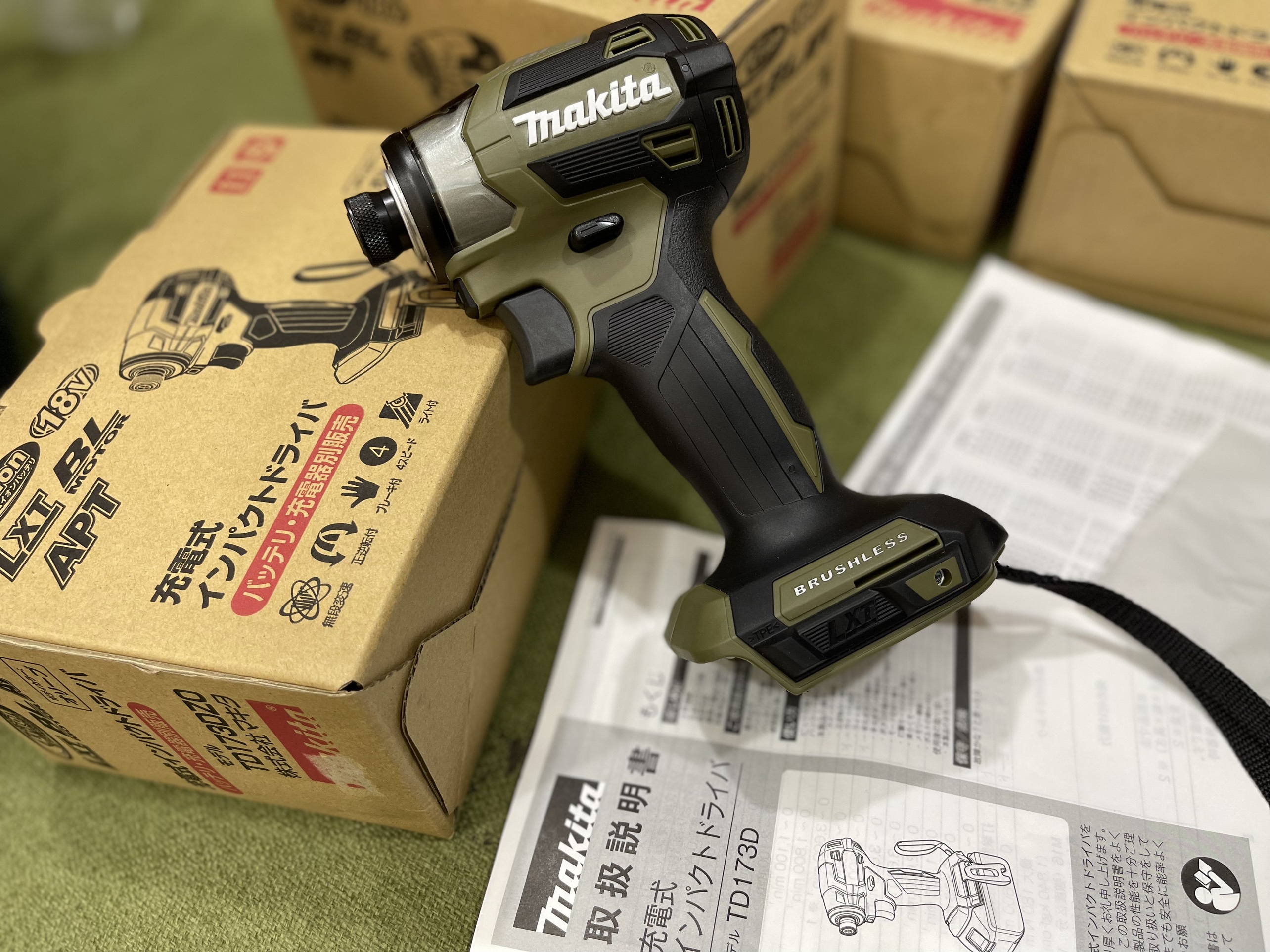 Máy vặn vít makita td173dzo made in japan