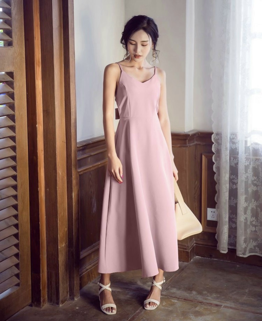 Đầm váy hồng hai dây nơ sau