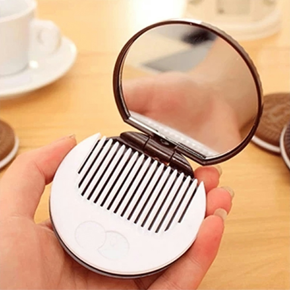 Gương Mini Trang Điểm Bánh Quy Có Lược LAZYL