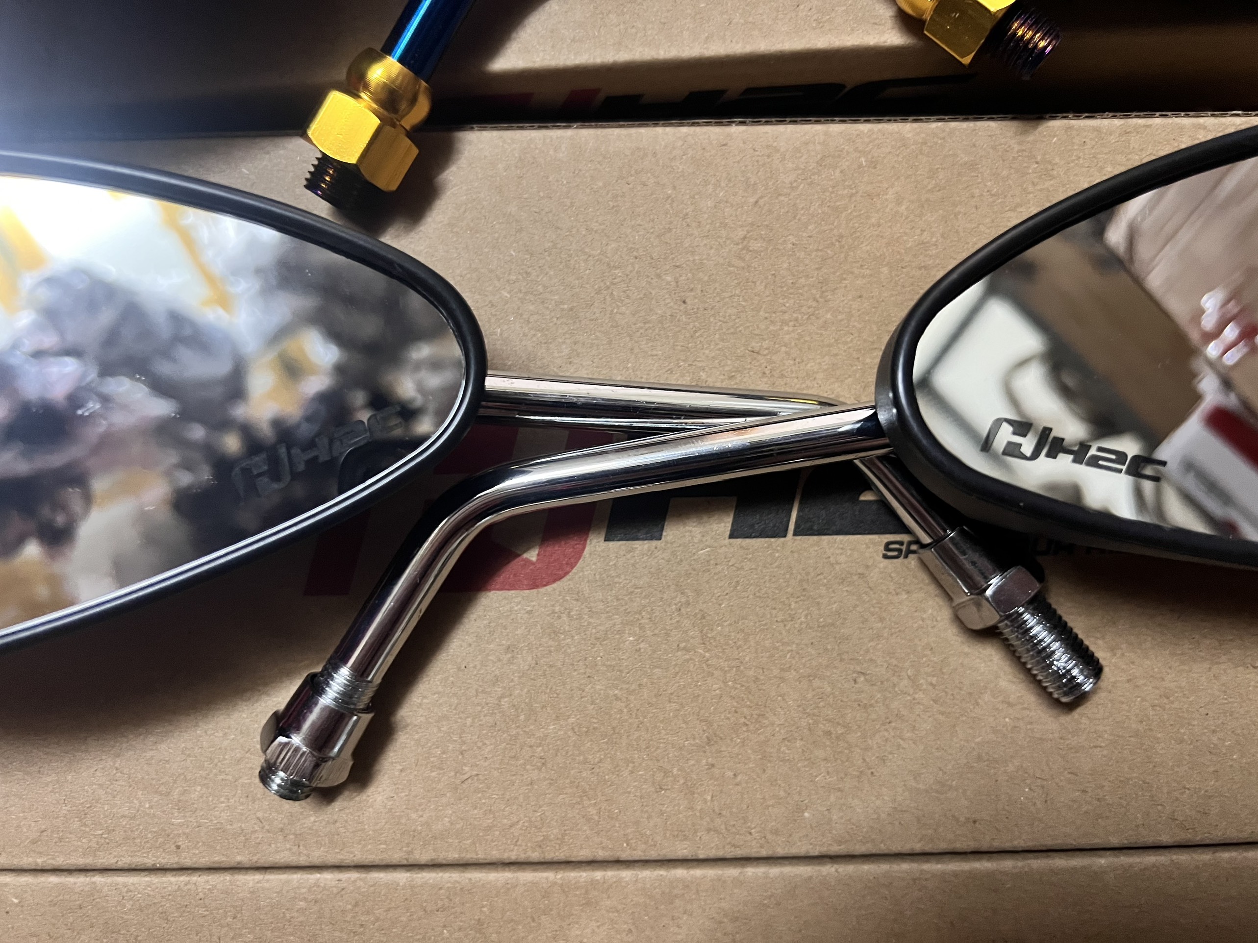 Kính hậu chữ H2C kiểu Yaz & Su Chân 10ly Giá Cặp