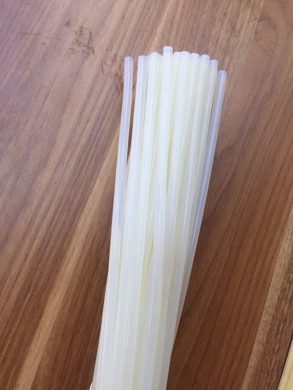 Bó 50 cây keo nến nhỏ dài 27cm