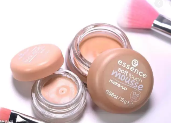 Phấn Tươi Đức Essence Soft Touch Mousse tone Màu Tự Nhiên 04