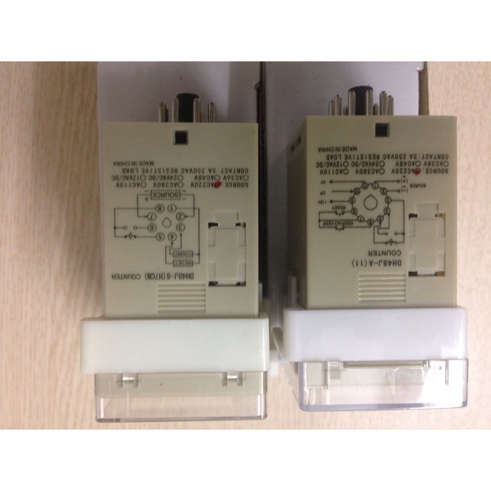 Bộ đếm Omron DH48J-8 220V kèm đế