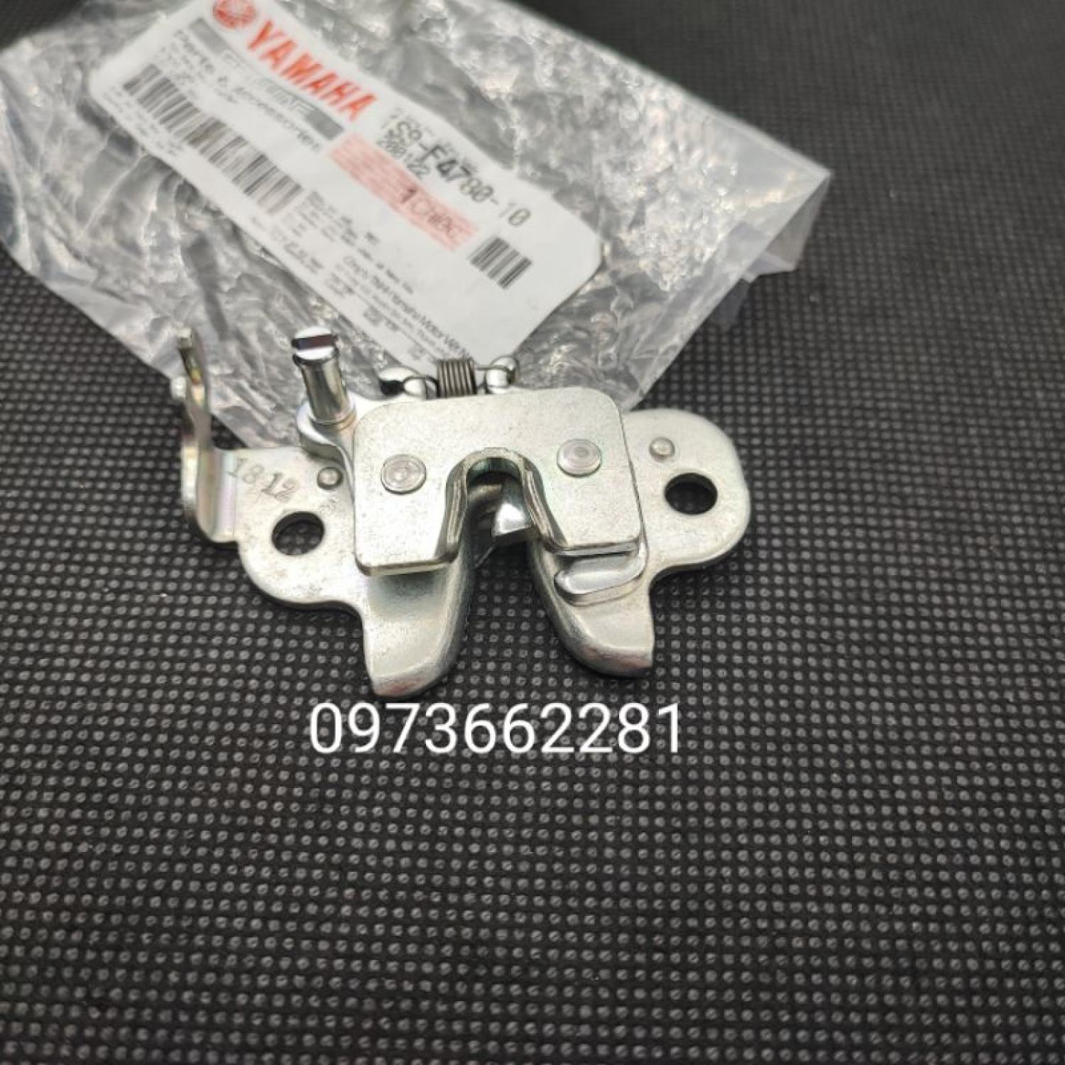 Chốt gài khóa yên dưới xe exciter 135,150 zin yamaha
