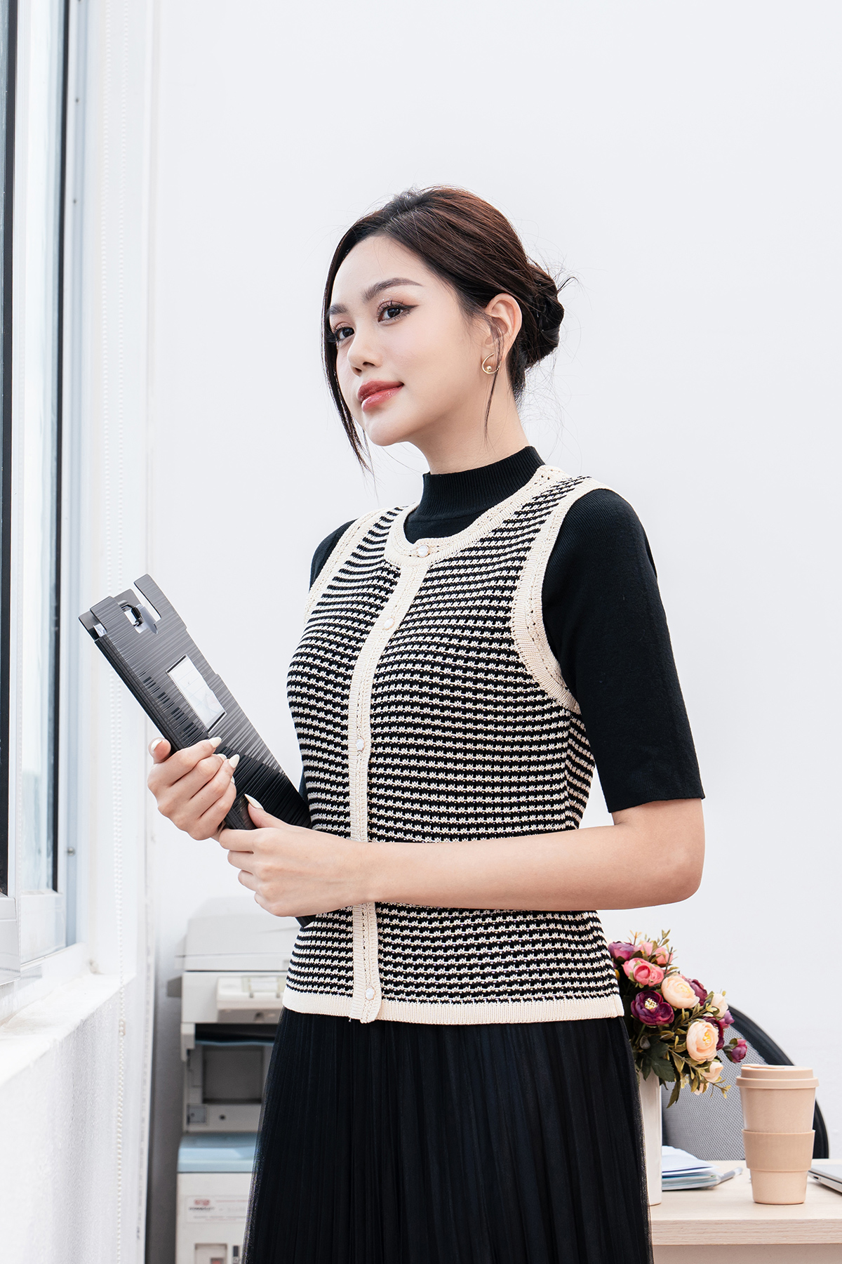 Áo len nữ sát nách dệt kẻ LAMER L61W23Q006