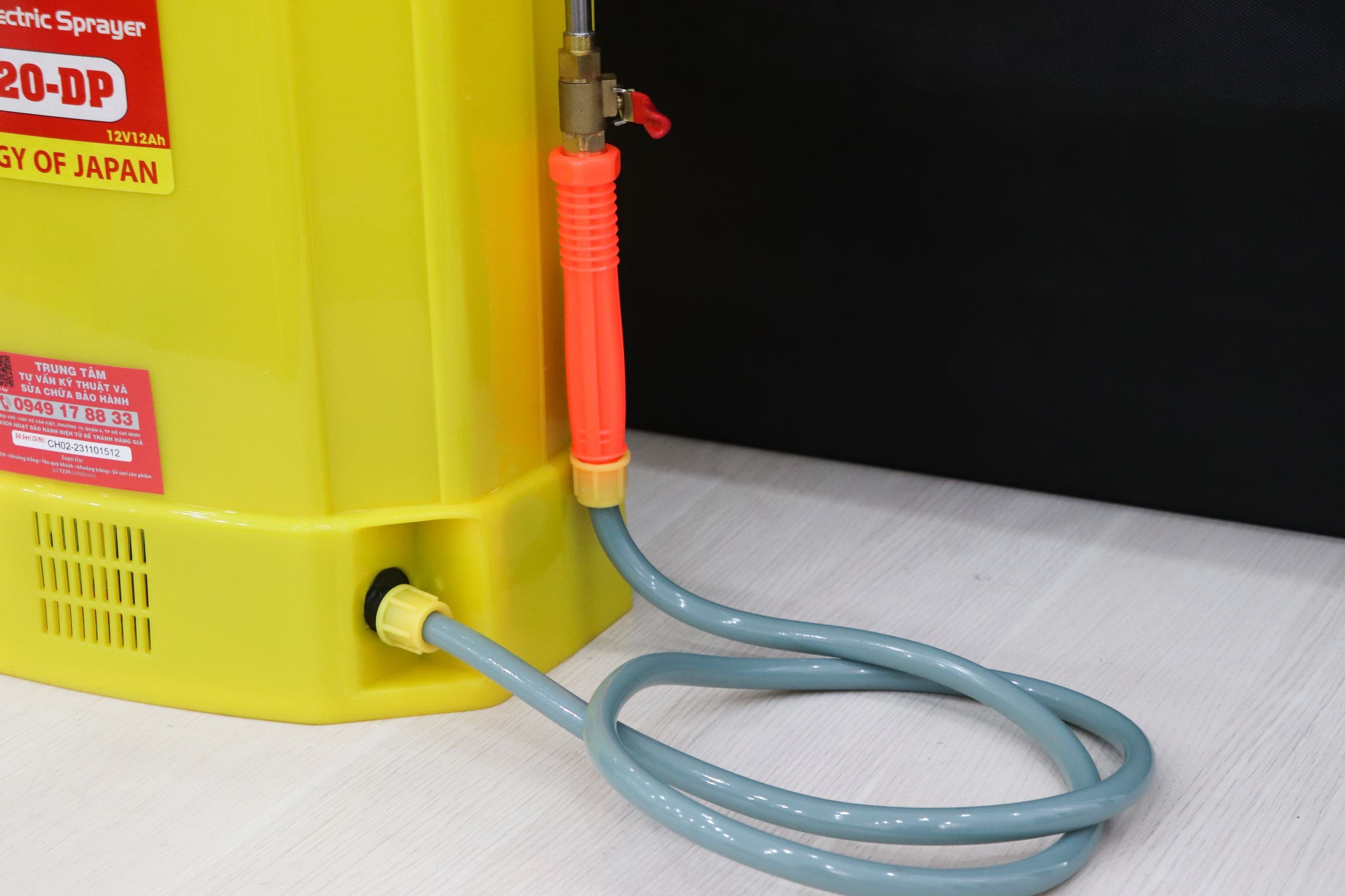 Bình xịt điện Con Ong COV20-DP (Bình 20 lít, bơm đôi , Acquy lớn 12V-12Ah)