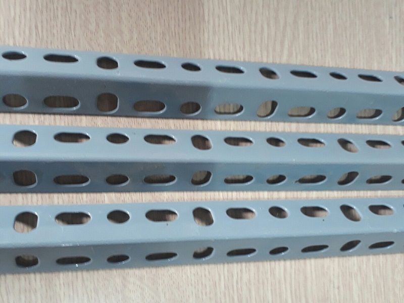 Thanh sắt V lỗ đa năng V30x30 dài 2m