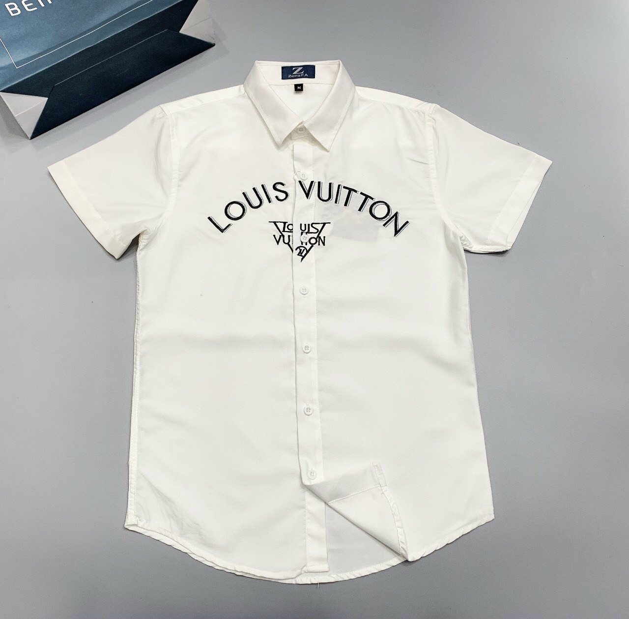 Áo sơ mi nam tay ngắn trắng phối họa tiết Louis Vuitton năm 2024 mang đến vẻ đẹp nam tính và phóng khoáng. Với chất liệu cao cấp và đường nét tinh tế, áo sơ mi LV sẽ thể hiện phong thái lịch thiệp và sang trọng của người mặc.