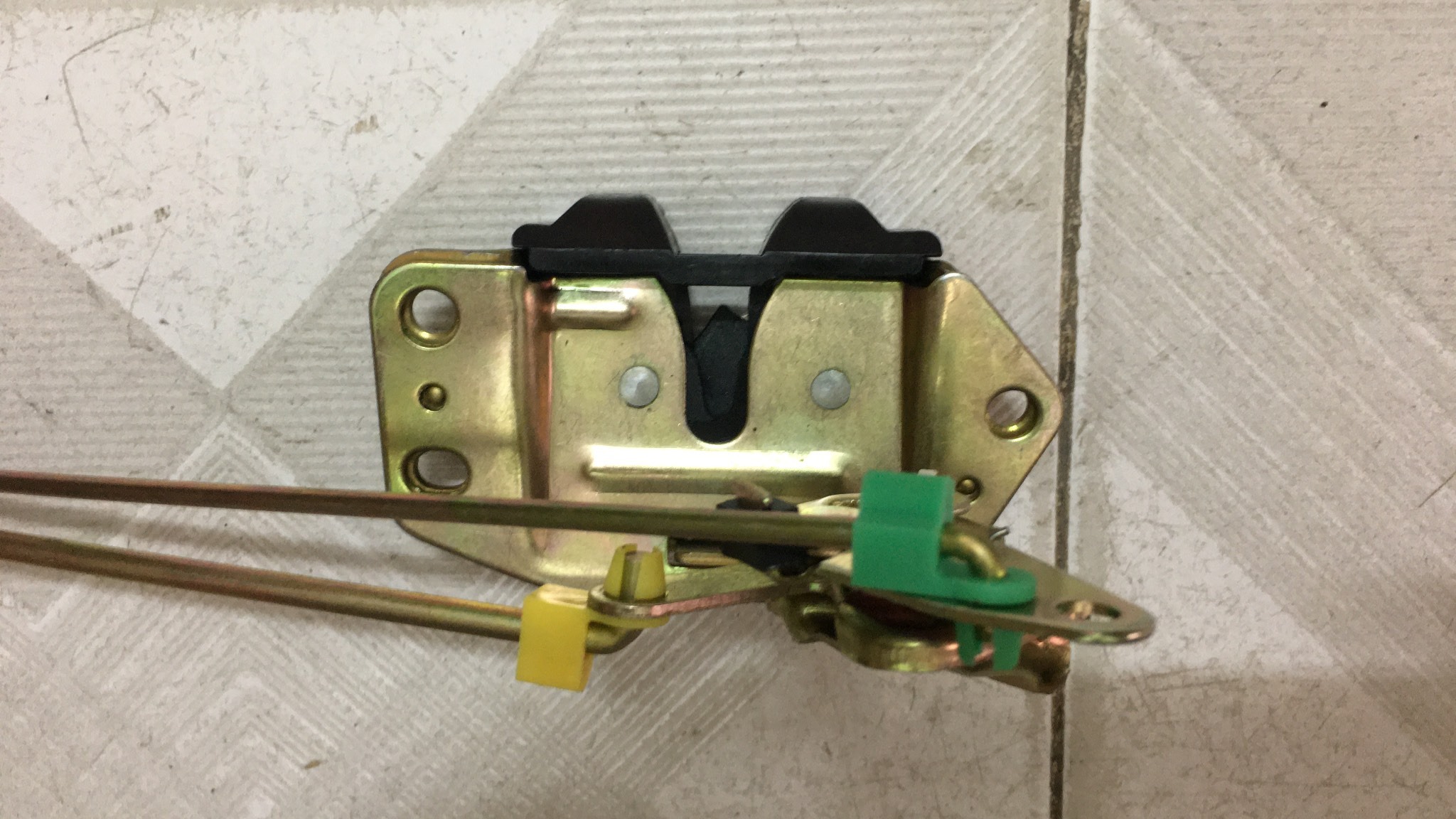 Ổ khóa ngậm cốp sau Dongben X30