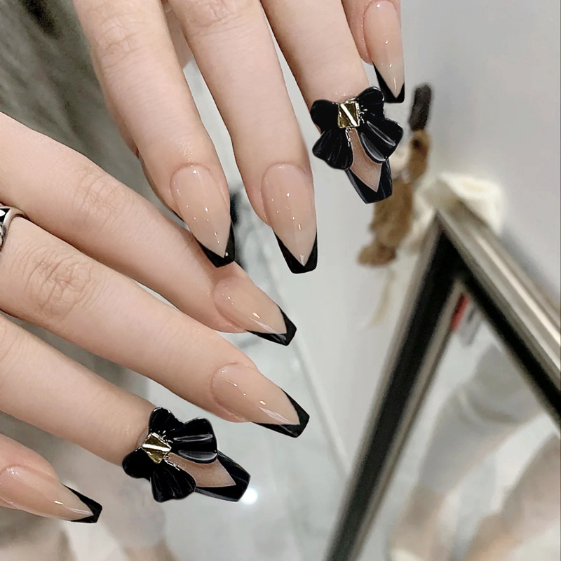 Những mẫu nail màu đen sang chảnh cho tết 2022 Diễm Nails