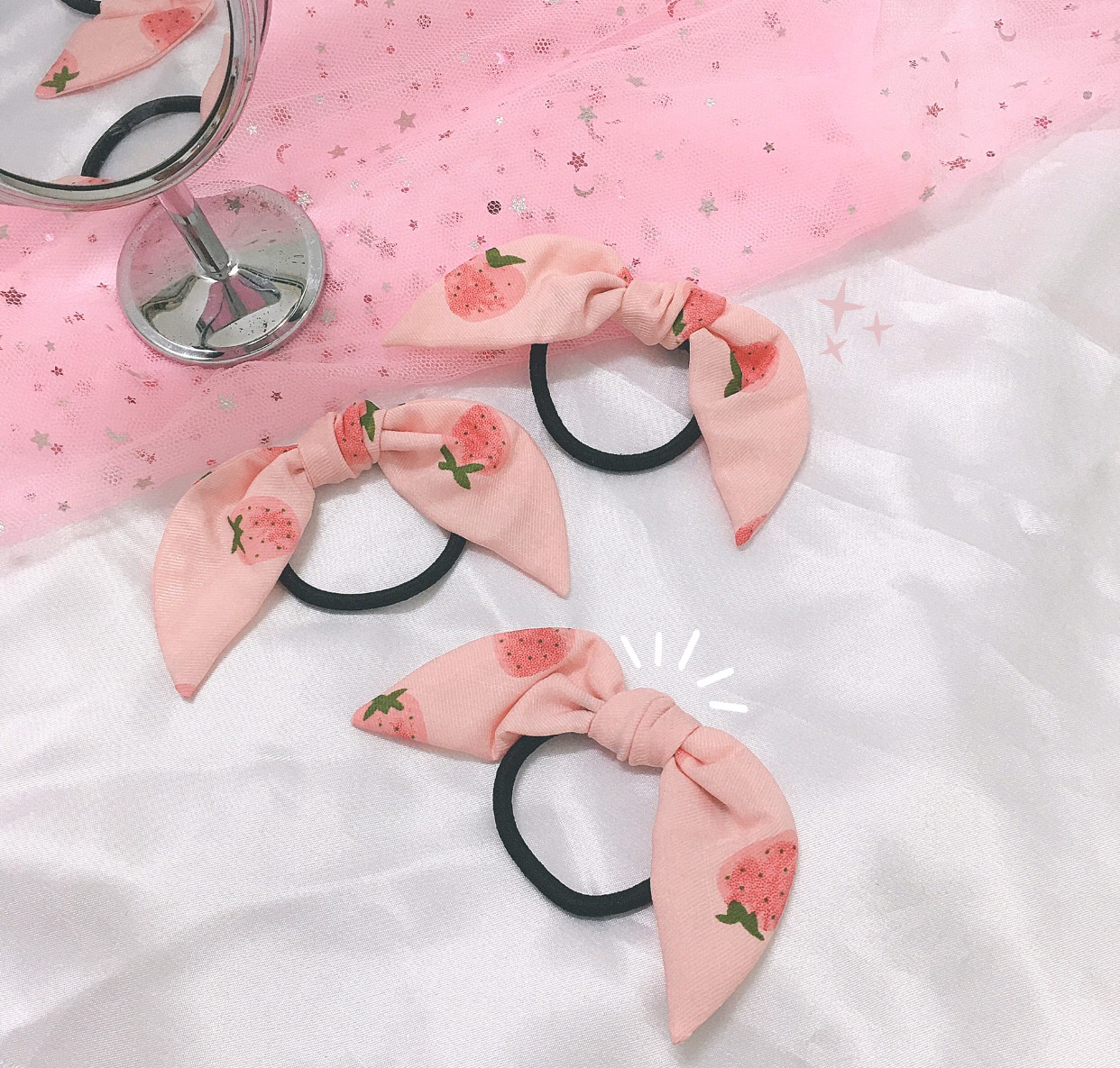 [HCM]CỘT TÓC SCRUNCHIES - CỘT NƠ VẢI TRÁI DÂU HỒNG SIÊU DỄ THƯƠNG- CỘT TÓC HOTTREND