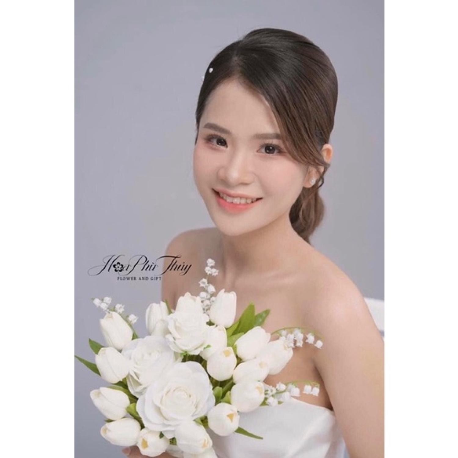 Hoa cưới cầm tay cô dâu tulip bằng lụa