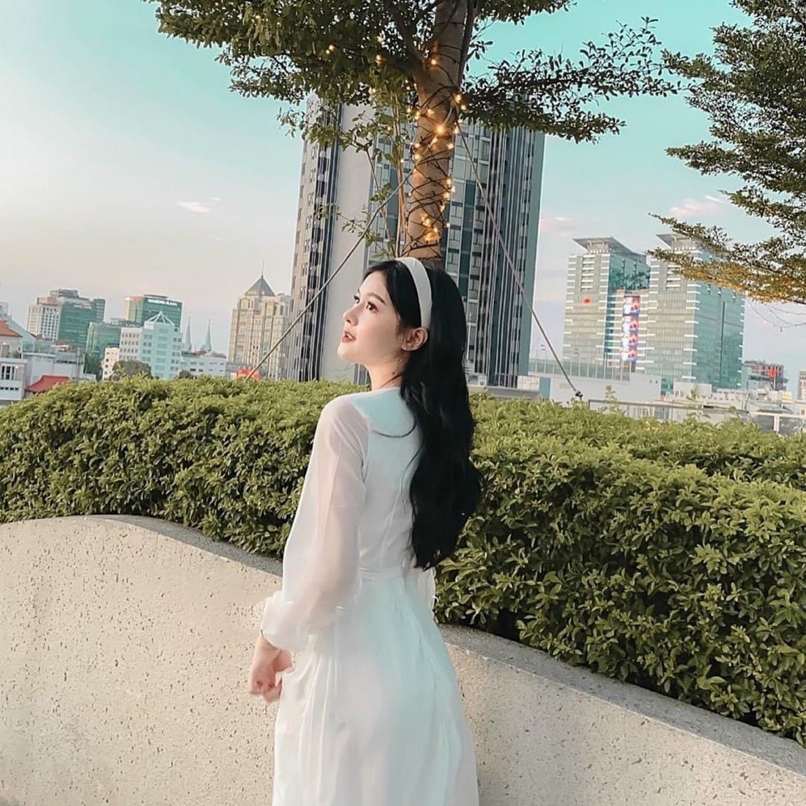 Đầm trắng cổ V form dài thắt eo