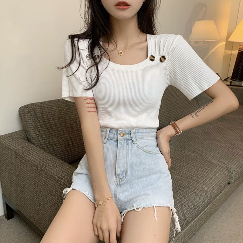 Áo thun ngắn tay cổ vuông phối nút T303
