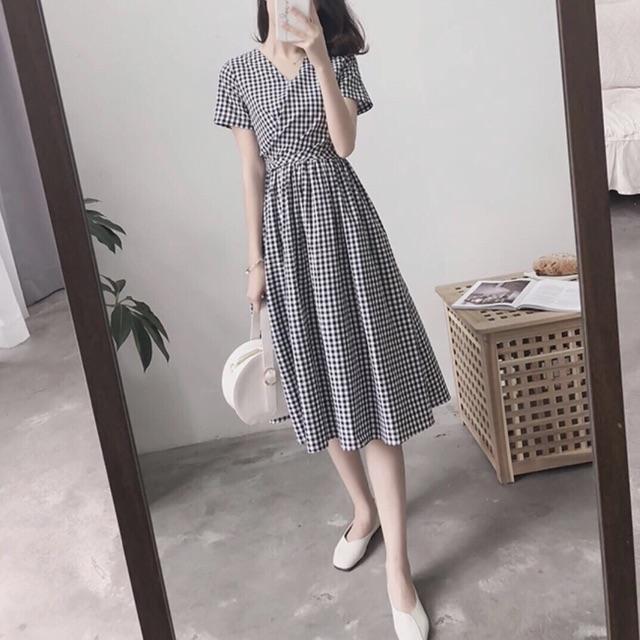 Đầm caro cổ V xếp li nơ sau