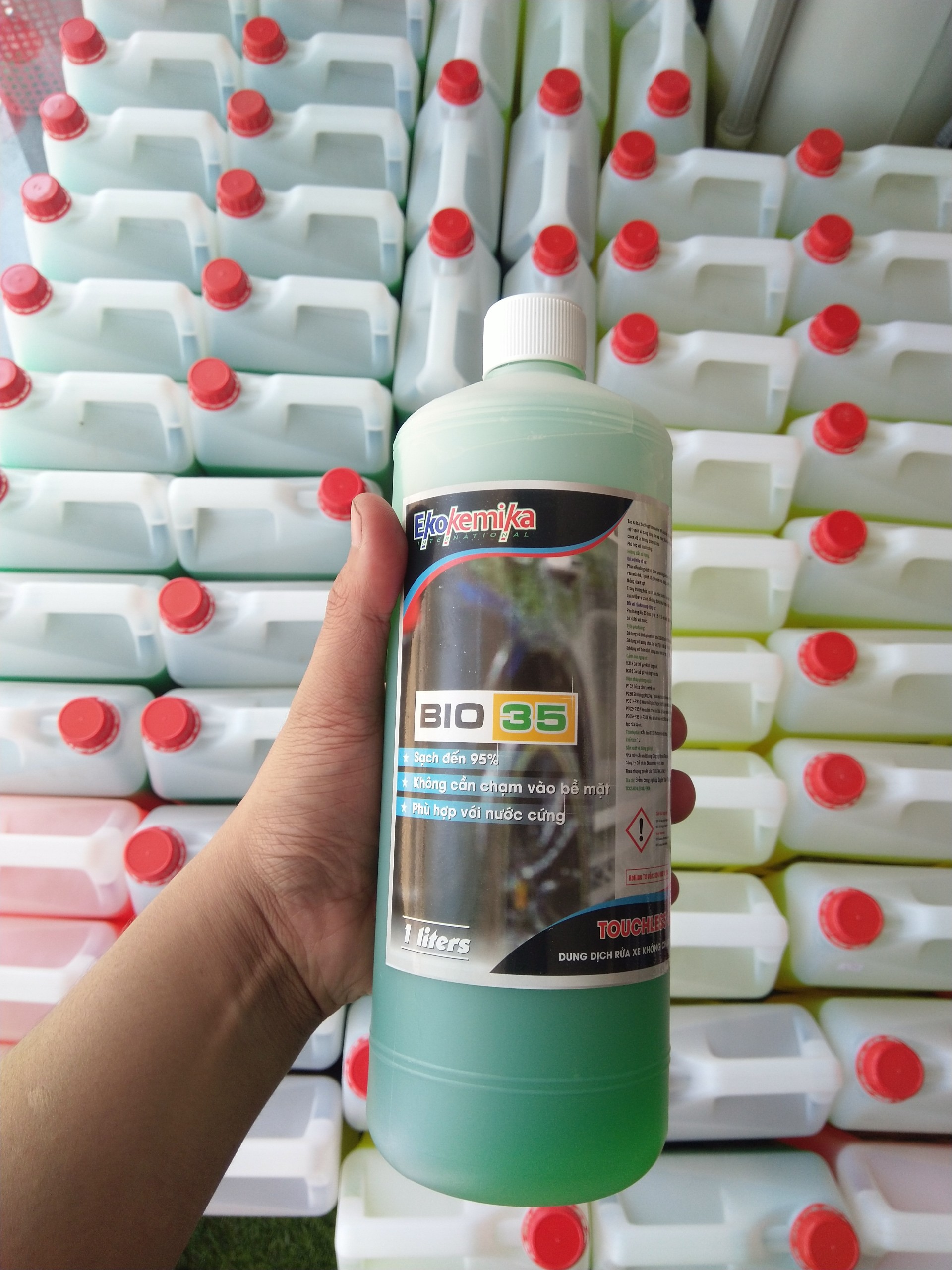 Dung Dịch Rửa Xe Không Chạm Ekokemika Bio 35 1L