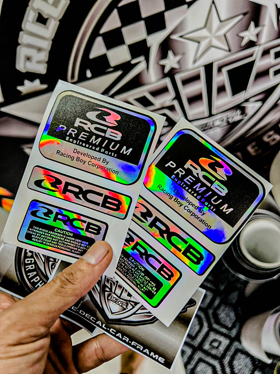 Tem Dán Phuộc bình dầu RCB in UV Decal Hologram ánh chuyển Màu Titan