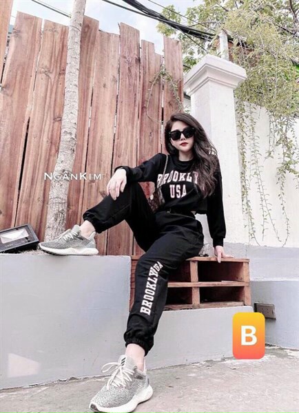 [HCM-Voucher 50k Freeship Max] SET BỘ DA CÁ ÁO CROPTOP TAY DÀI IN CHỮ QUẦN DÀI BO ỐNG NĂNG ĐỘNG XINH