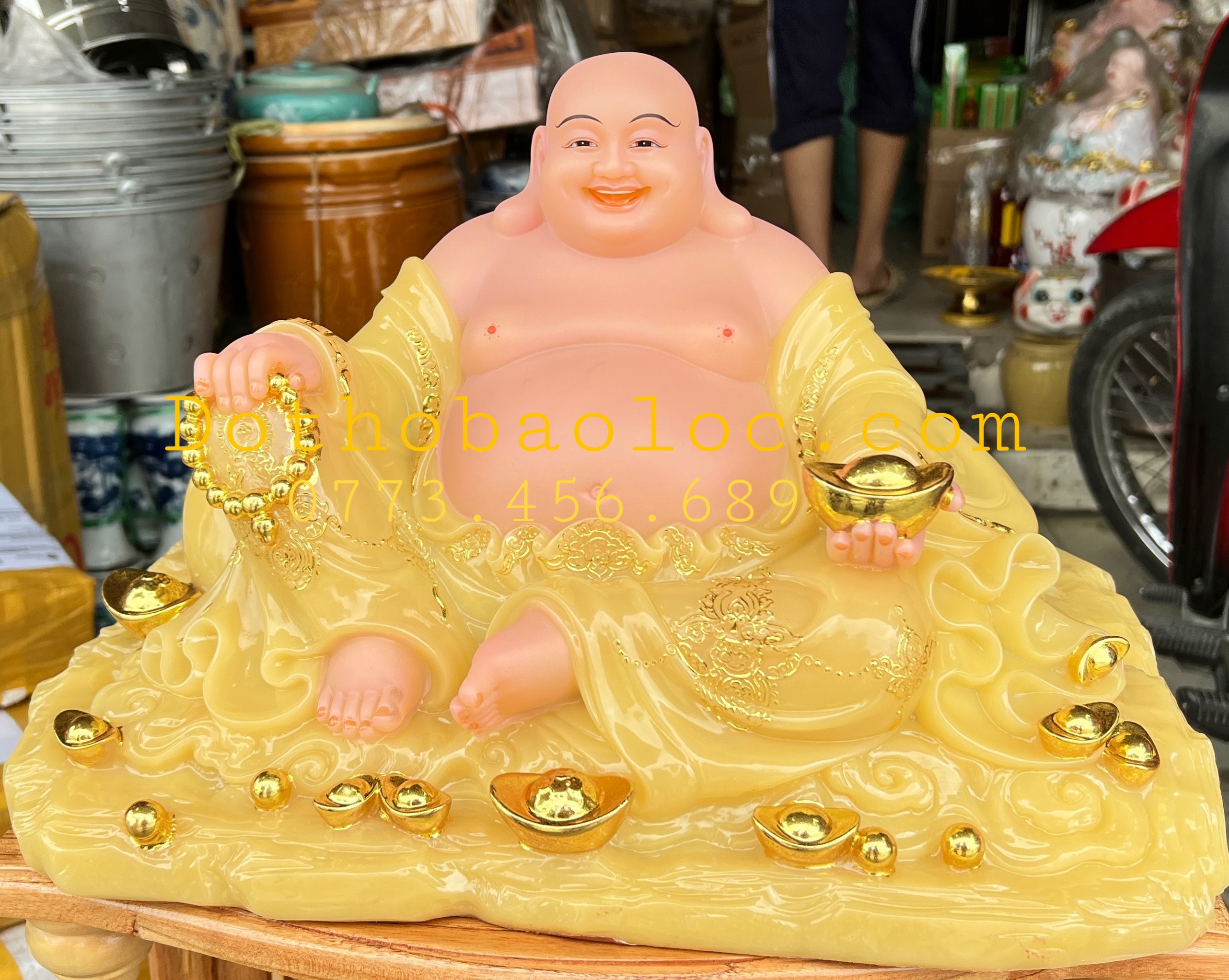 Tượng phật di lặc cầm thỏi vàng bằng đá nhập khẩu ngang 40cm – Vàng