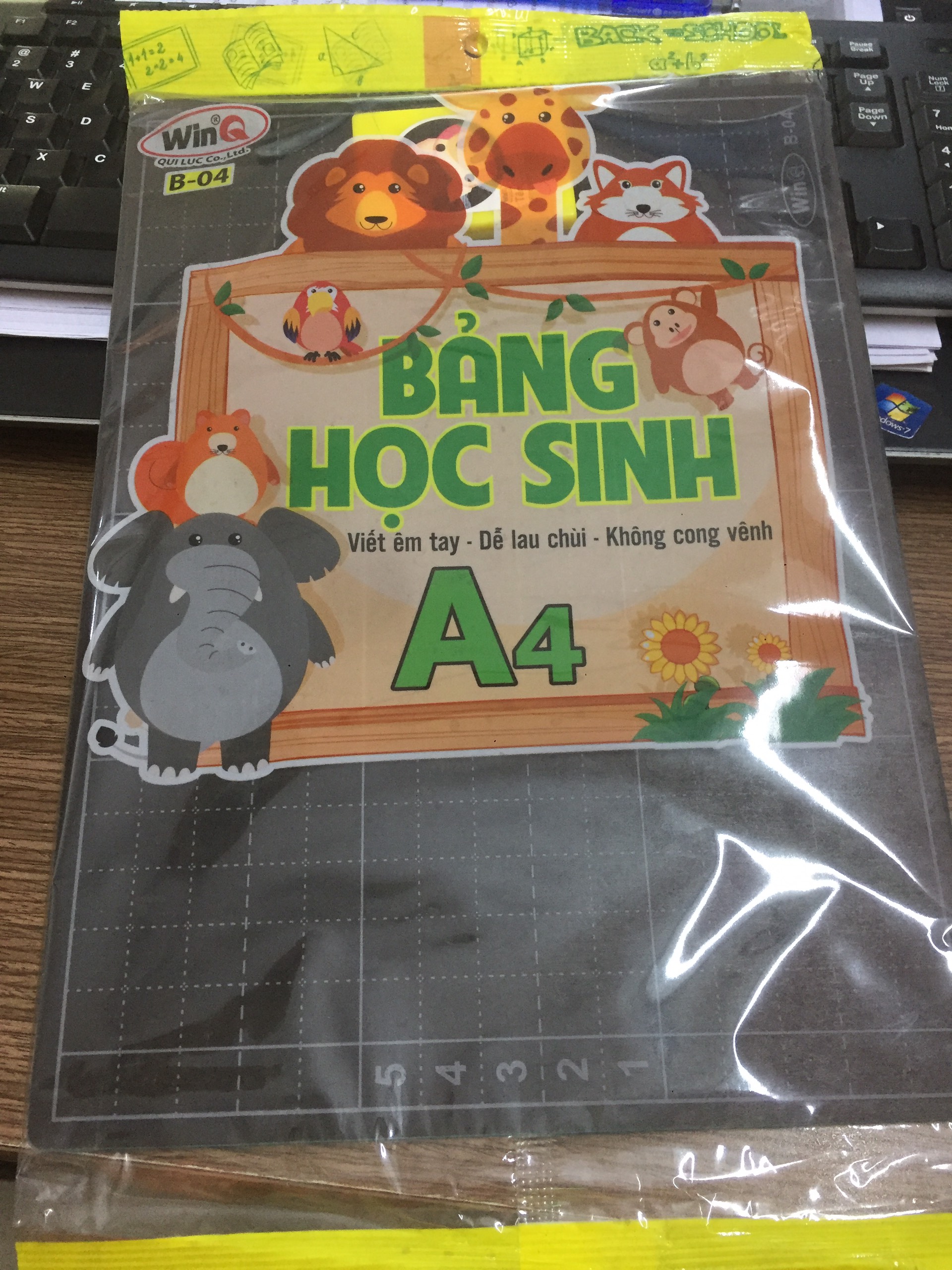 Bảng học sinh WINQ B-04, MÀU ĐEN A4 [ TẶNG KÈM 01 MÚT LAU BẢNG]