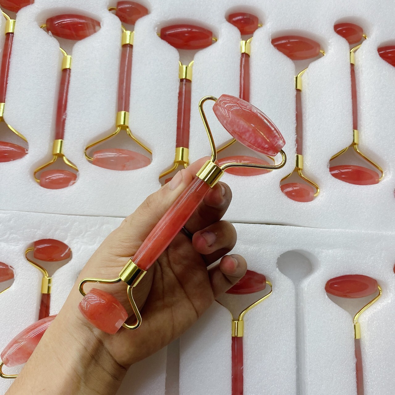 Cây lăn massage mặt bằng đá mã não đỏ thiên nhiên.