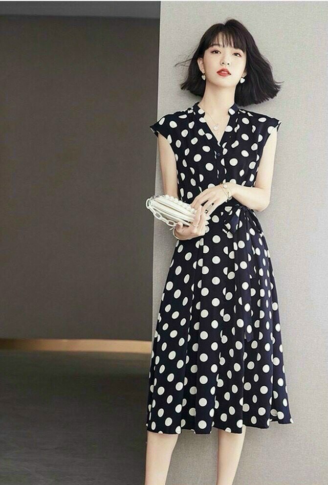 váy đầm sơ mi cổ trụ nền đen chấm bi trắng chất lụa mango cao cấp có size m,l,xl