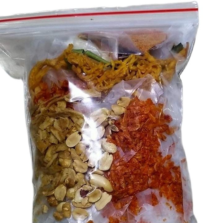 2 bịch bánh tráng trộn sa tế để riêng gia vị ăn là ghiền