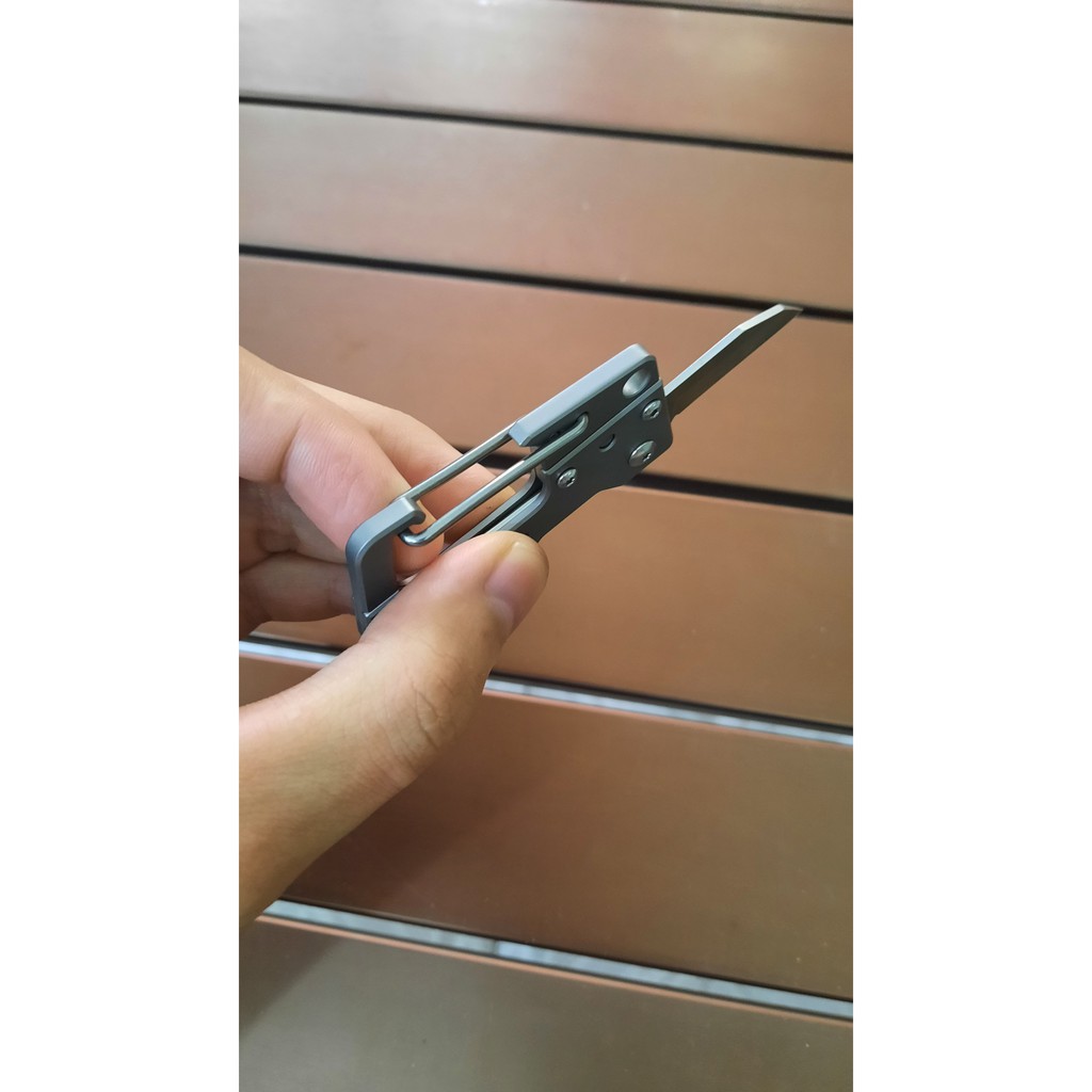 Móc khóa carabiner Tacray titanium có lưỡi dao