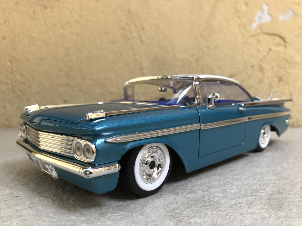 Mô hình xe cổ Chevy IMPALA 1961 1:24