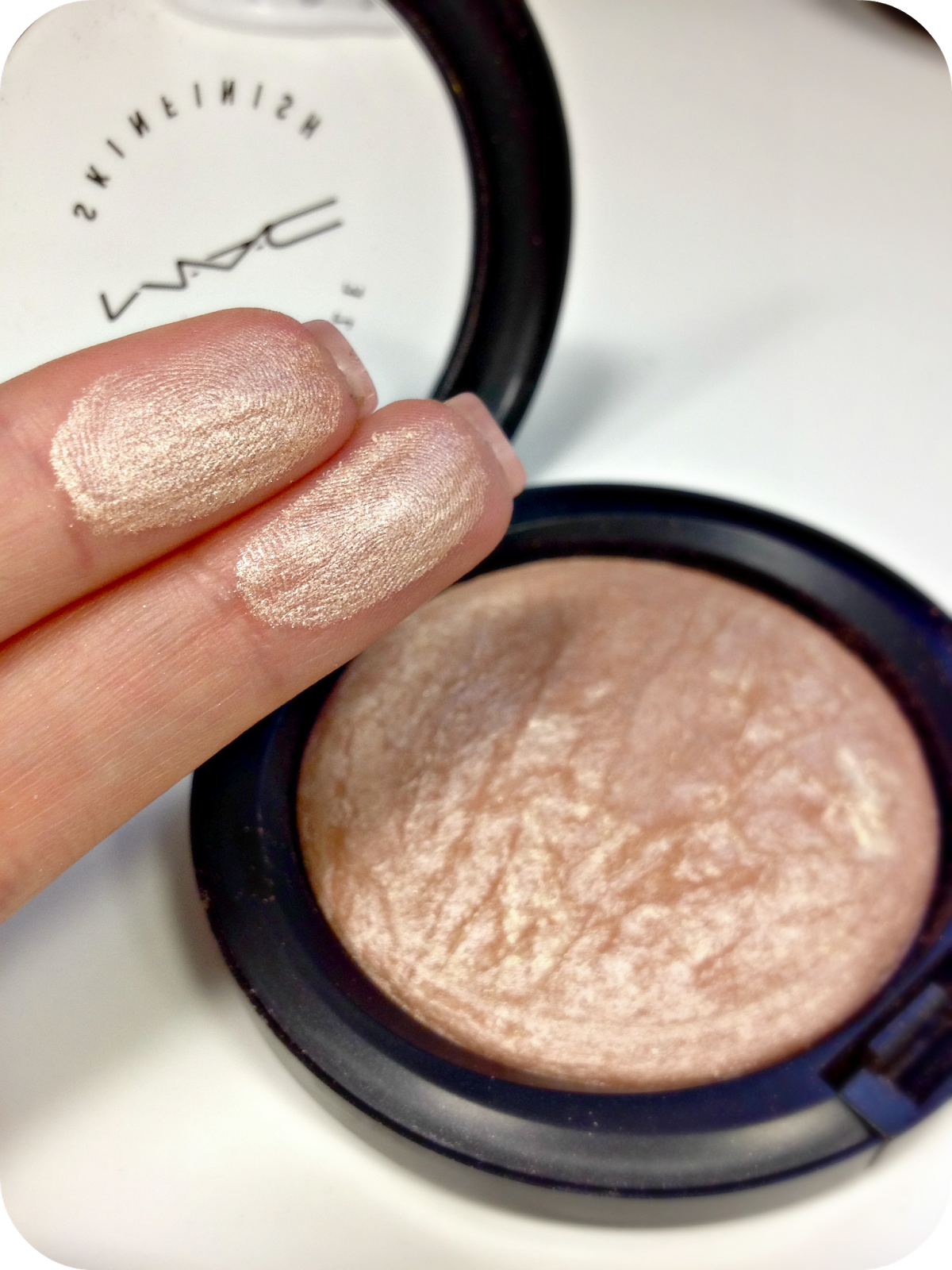 Phấn bắt sáng MAC Minneralize (Soft & Gentle )
