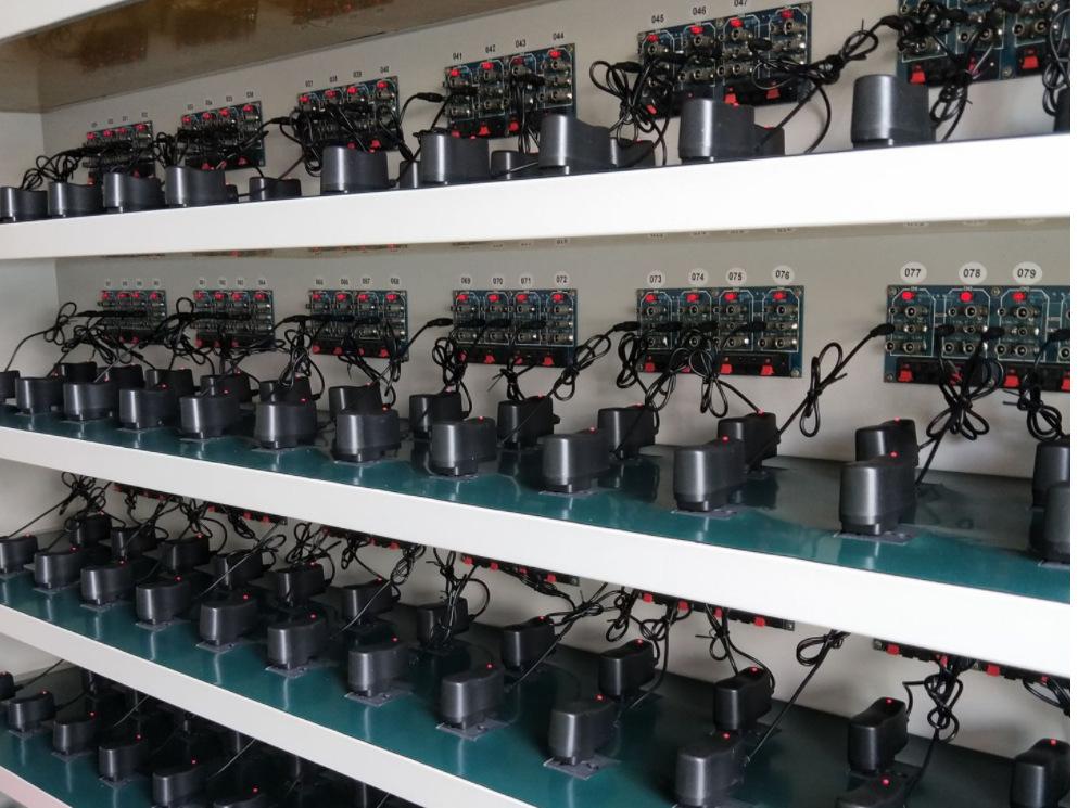 Sạc dây đèn pin siêu sáng chân kim