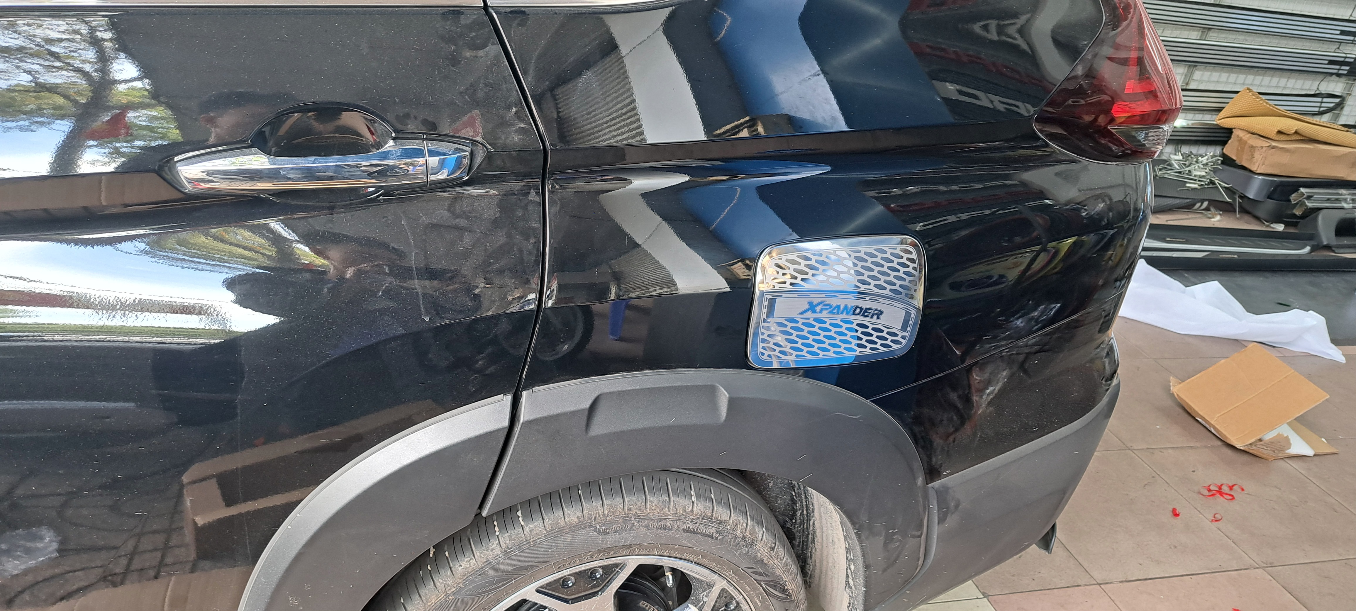Ốp INOX nắp bình xăng MITSUBISHI Xpander