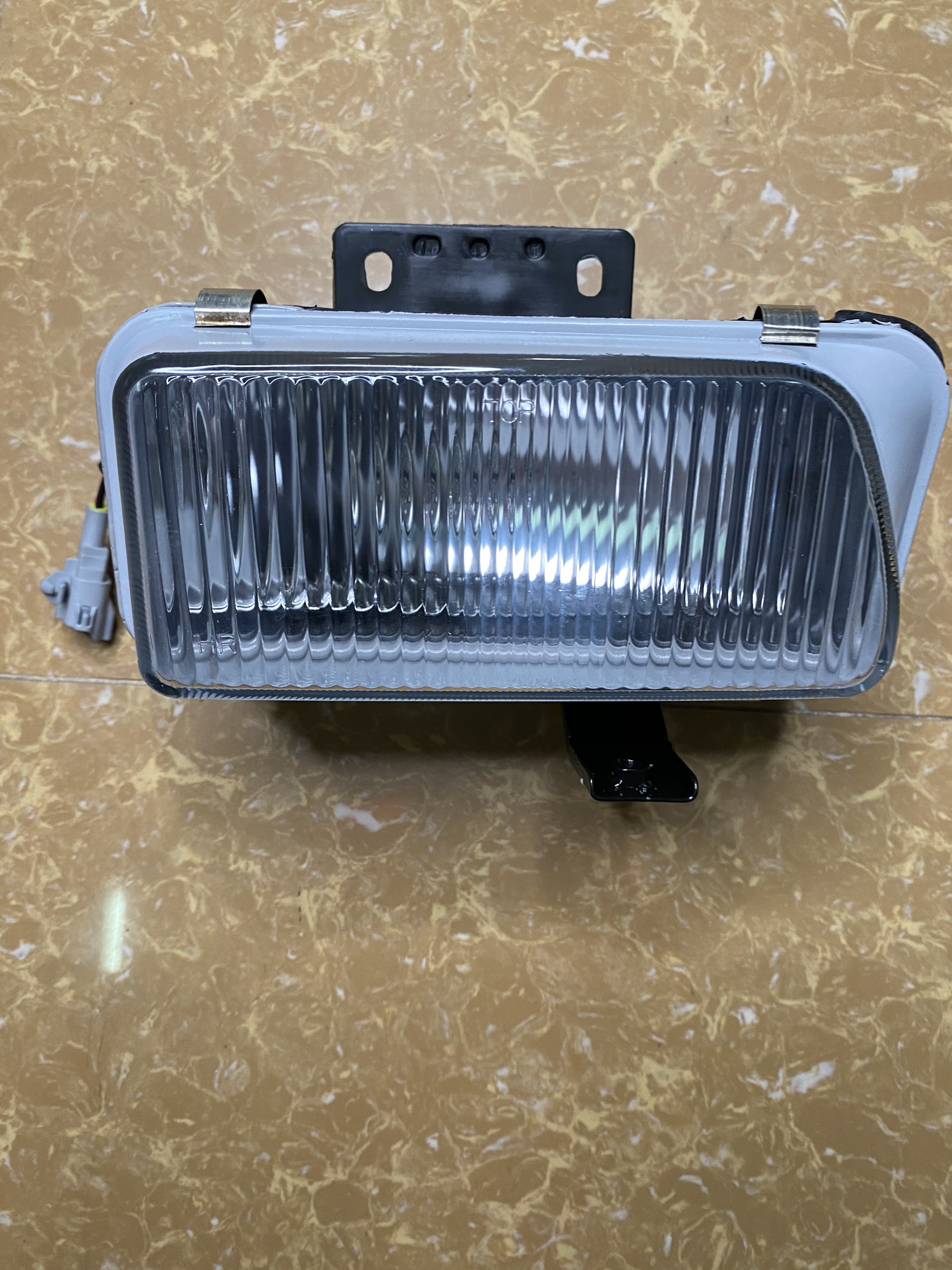 Đèn gầm xe tải Isuzu bên phụ/( bên lái)