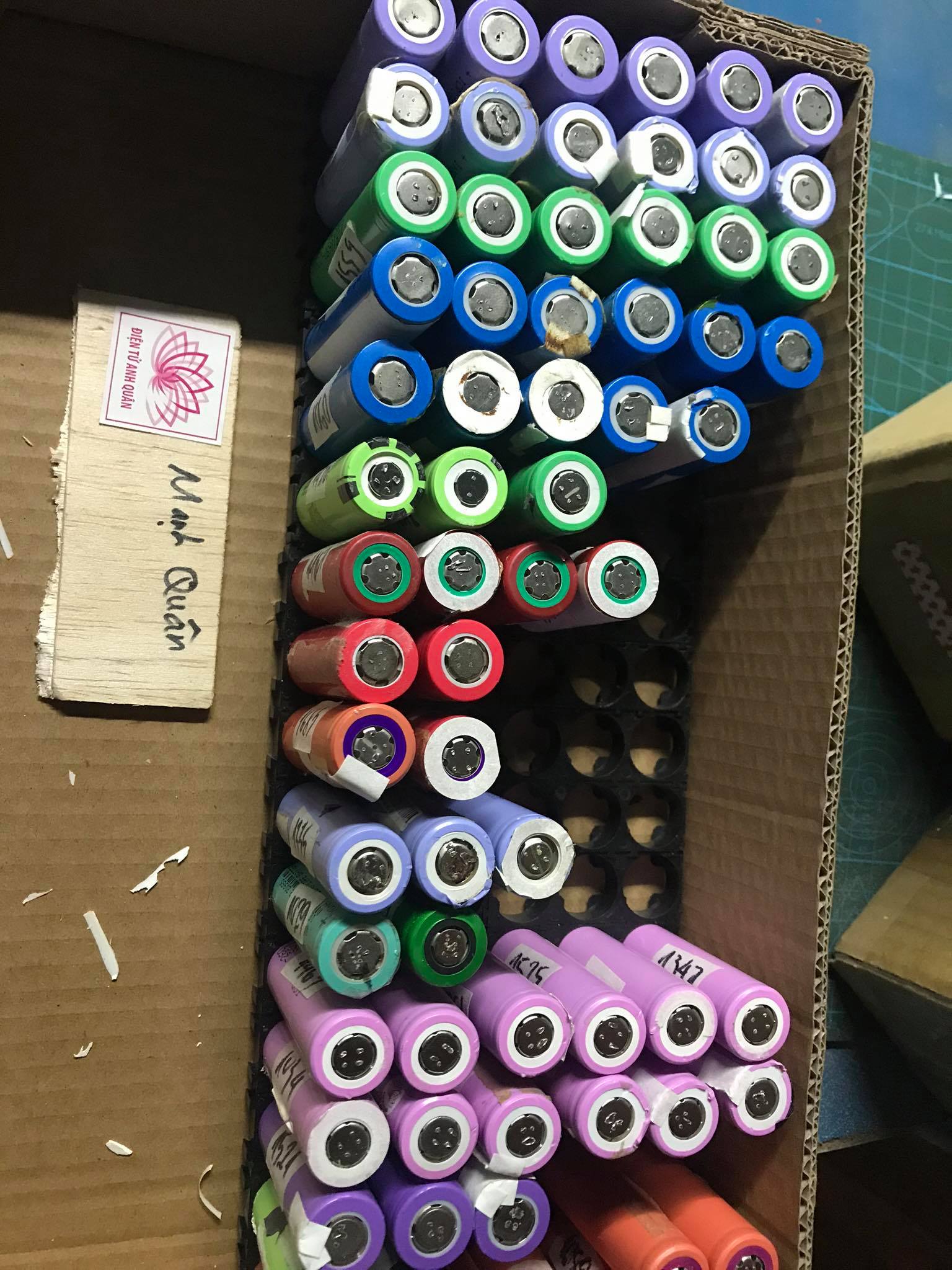 Combo pin 18650 dung lượng từ 1000-1500 mah ( 6 viên ).