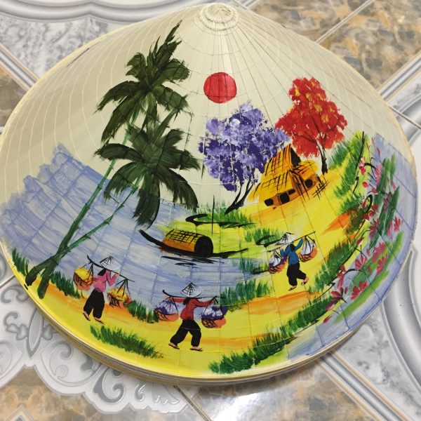 Vẽ tranh lên nón lá