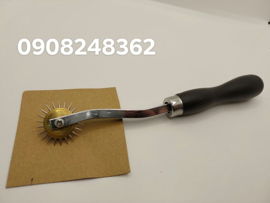 Cây lăn lấy dấu(cây sang dấu) lấy dấu trên rập vật liệu .