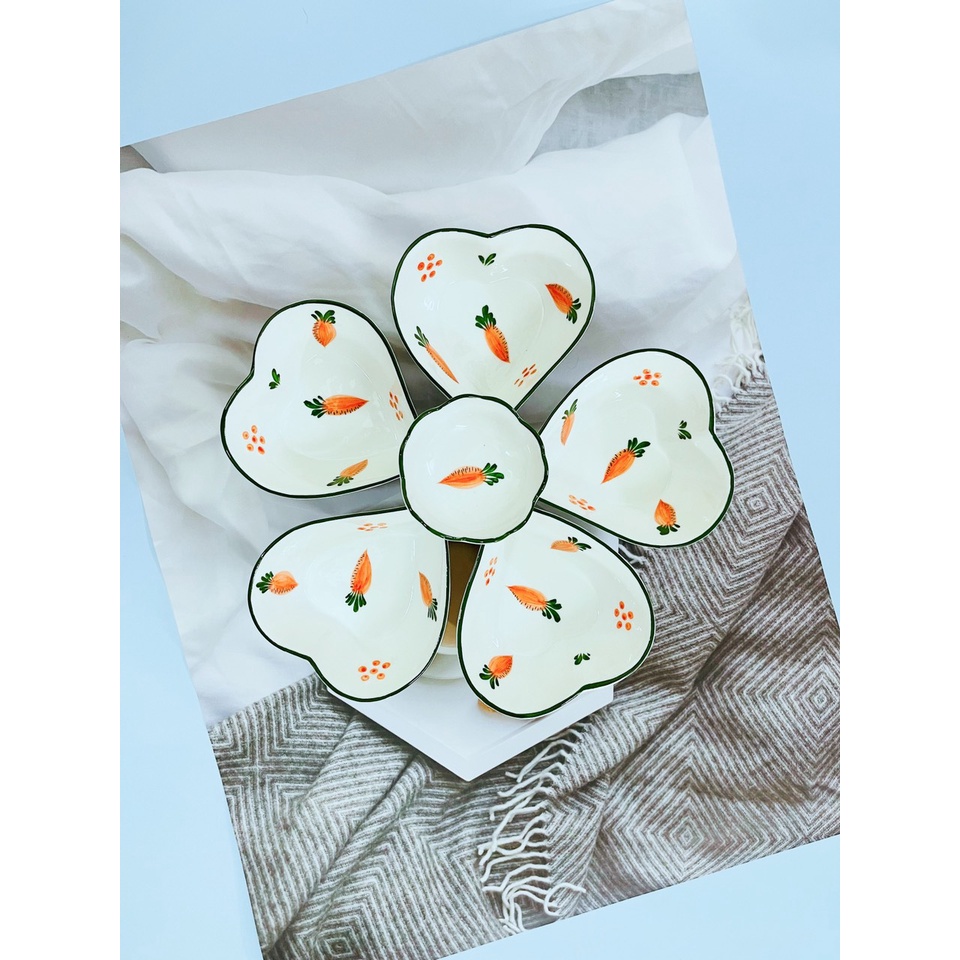 Bộ đĩa 5 cánh hoa đào, trái tim sứ bát tràng kèm khay mây